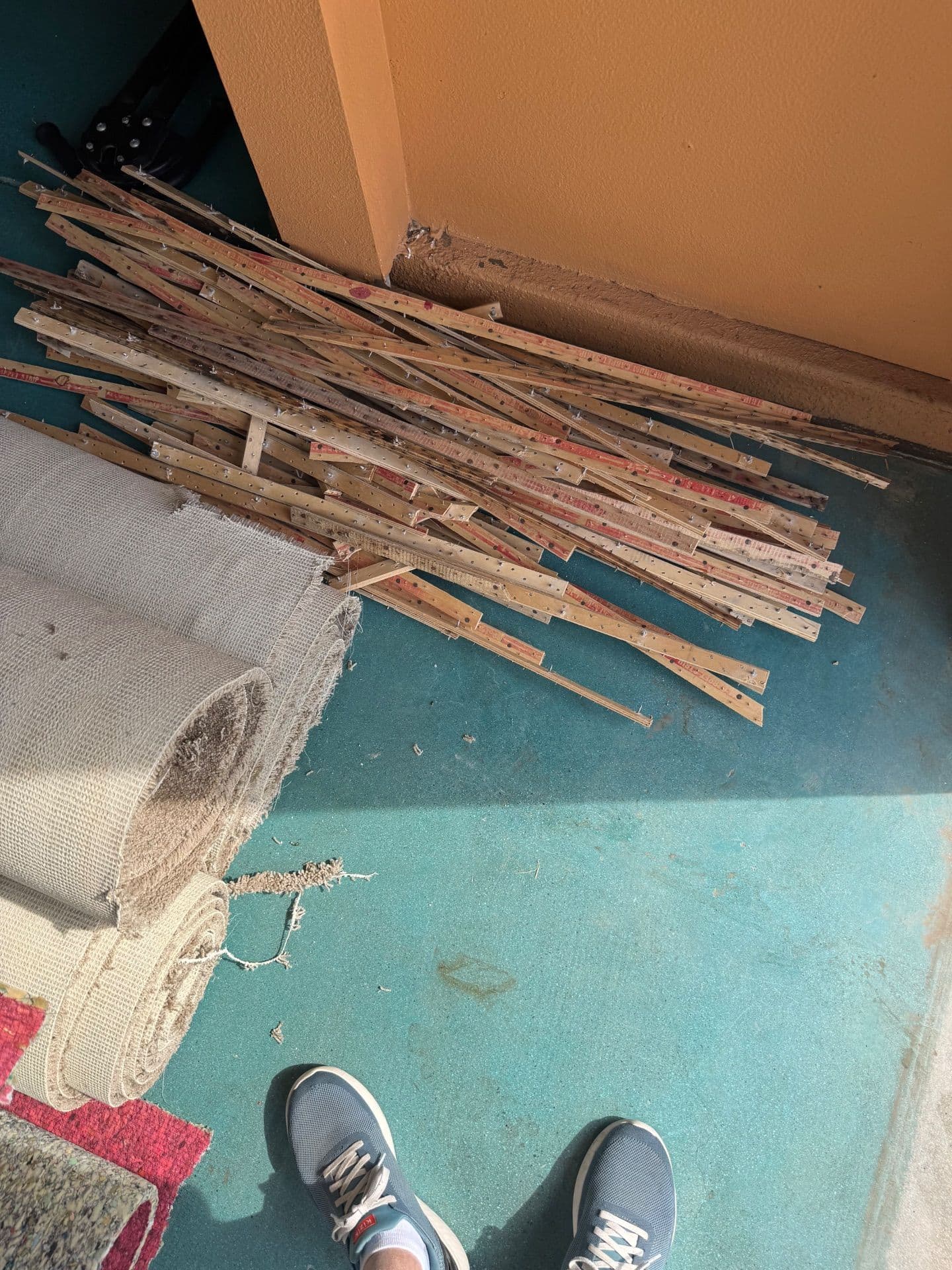 Efficient Carpet Removal for Home Makeovers